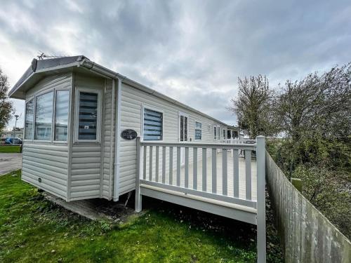 Wonderful 8 Berth Caravan At Seawick Holiday Park In Clacton-on-sea Ref 27077r - Hotel - Clacton-on-Sea