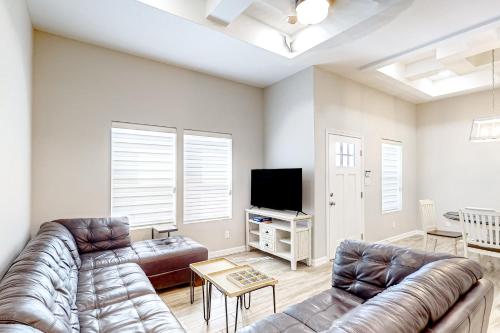 Uvalde Avenue Abode