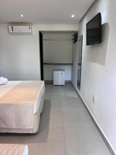 O BEIRA MAR PRAIA HOTEL está LOCALIZADO na ORLA, na PRAIA DE TAPERAPUAN, CAFÉ INCLUSO, Wi-Fi 500mb, PISCINAS, Estacionamento Privativo, Ar Condicionado Split, SMART TV, Frigobar,