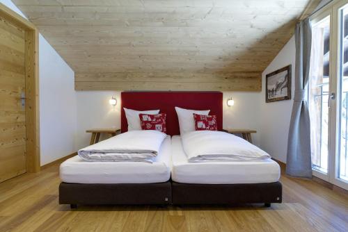 1 queen bed, 2 twin beds