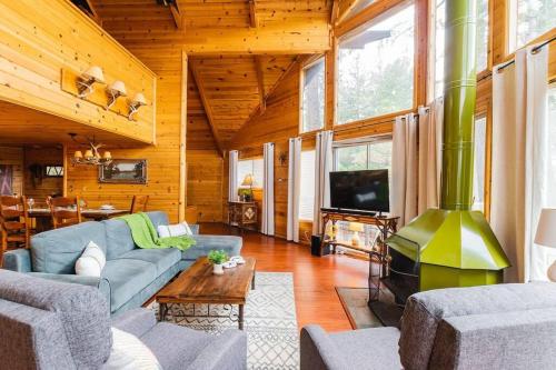 Summit: Discover Serenity in this Cozy Cabin with Mountain Views! in Big Bear Lake, USA