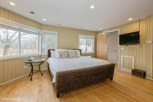 Warren Dunes,Hot Tub, WBFL,Wineries in Bridgman, USA