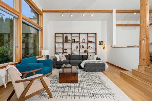 Sunny Blue Beach House in Lummi Island
