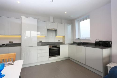 Kitchen, BOURNECOAST: MODERN FLAT WITH SEA VIEWS-FM6193 near Tuckton Pharmacy