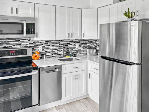 Stylish Tropical Key West Home - Private Yard, Free Parking & Laundry, Pompano Beach (foto 9)