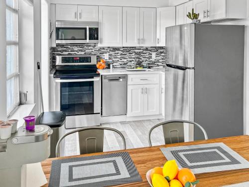 Stylish Tropical Key West Home - Private Yard, Free Parking & Laundry, Pompano Beach (foto 3)
