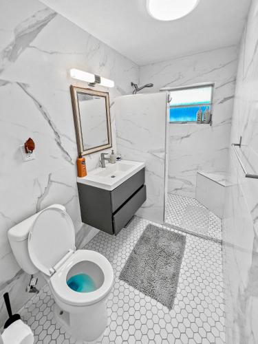 Stylish Tropical Key West Home - Private Yard, Free Parking & Laundry, Pompano Beach (foto 5)