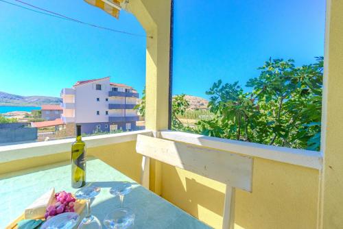 2 bedrooms, 3 beds