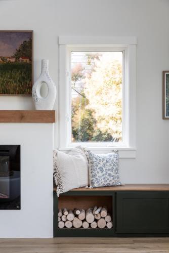 M22 Cedar House - Lakefront home in wine country with playroom in Traverse City, USA