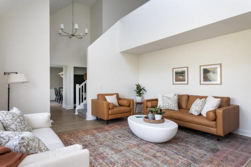 M22 Cedar House - Lakefront home in wine country with playroom in Traverse City, USA