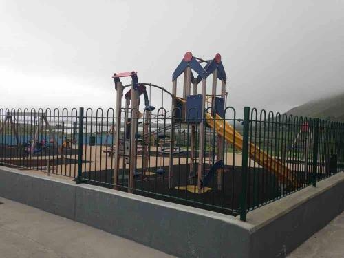 สนามเด็กเล่น, Cois Locha in เกลนเบล