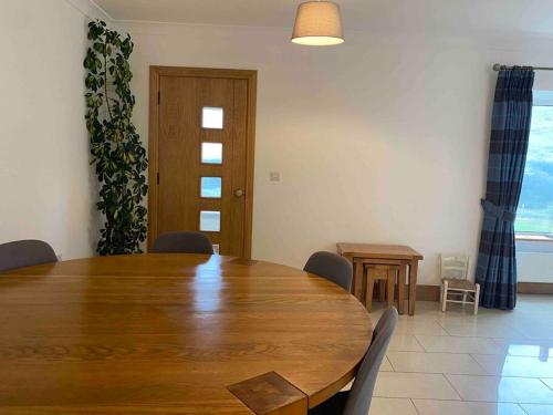 บริการและสิ่งอำนวยความสะดวก, Cois Locha in เกลนเบล