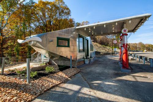 Airplane Filling Station -Unique Stay in Knoxville in Knoxville, USA