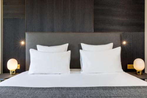 Double Room image 10
