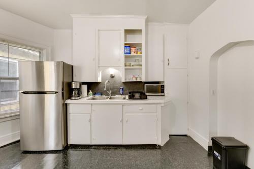 Charming Buffalo Apartment 2 Mi to Downtown in Buffalo, USA