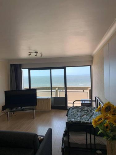 Stunning 1-Bed Apartment in Oostende beach-view