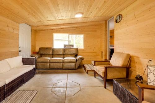 Brookings Home w/ Yard Half Mile to Harris Beach! - image 11