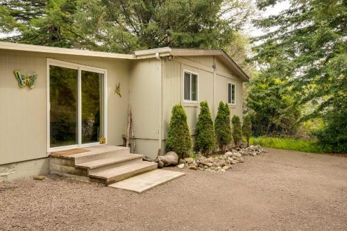 Brookings Home w/ Yard Half Mile to Harris Beach! - image 8