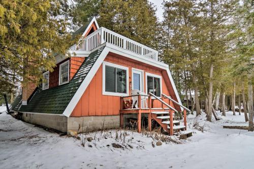 Cozy Deer Lake Cabin, 3 Mi to Boyne Mtn Resort!