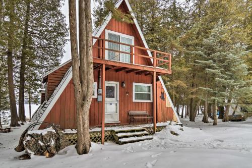 Cozy Deer Lake Cabin, 3 Mi to Boyne Mtn Resort!