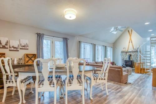 Retreat near Conway HotTub Harry Potter Room in Hales Location (NH)