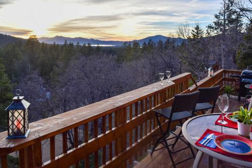 Cozy Cabin with Views - 1 Mi to Bear Mountain! in Big Bear Lake, USA