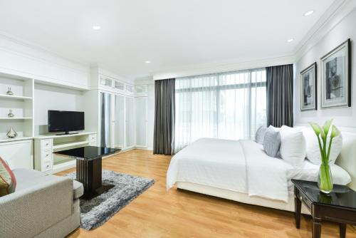 Deluxe King Room image 2