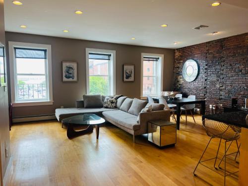 Boston North end Harbor View condo. FREE PARKING