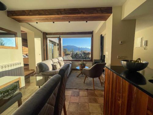 Apartment with Mountain View