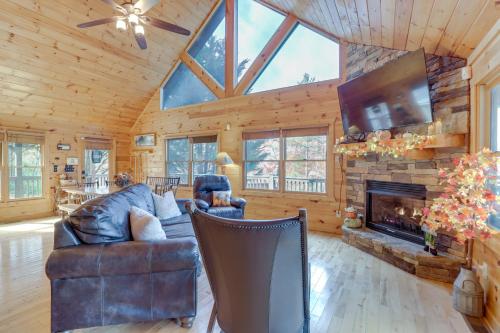 Mtn-View Cabin Hot Tub and Game Room in Blue Ridge in Blue Ridge, USA