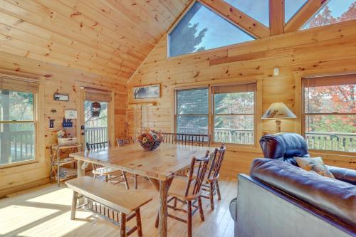 Mtn-View Cabin Hot Tub and Game Room in Blue Ridge in Blue Ridge, USA