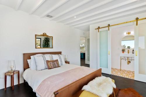 Beautiful Desert House - Heated Pool & Hot Tub in Joshua Tree, USA