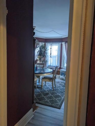 Sunny & Spacious Montclair NJ Apartment in มอนต์แคลร์