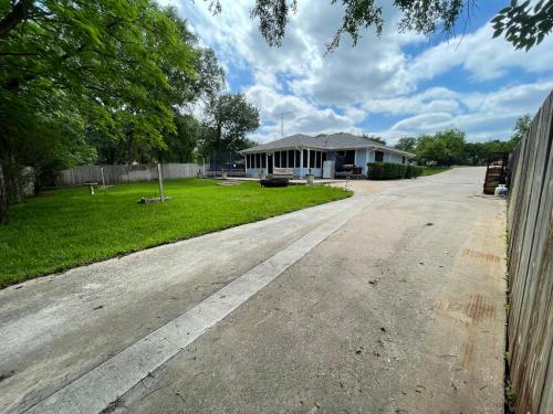The Blue House. Large Group Getaway on Lake Whitney photo 4