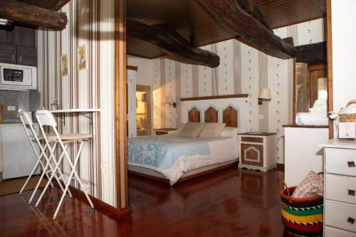 1 queen bed, 1 sofa bed