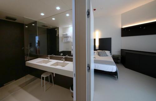 Deluxe One-Bedroom Apartment