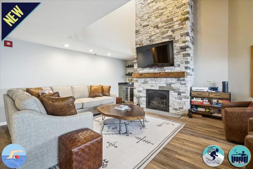 Highridge B7 Stylish 4BR Condo with Sauna, Hot Tub, Fireplace & Sports Center – khách sạn tại Killington