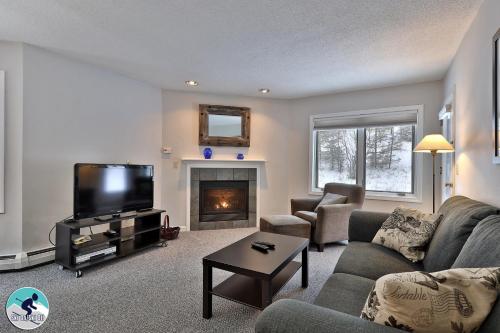 Beautifully decorated 3 bedroom condo nestled Slopeside on Pico Mountain Ski-in Ski-out G101 in Killington, USA