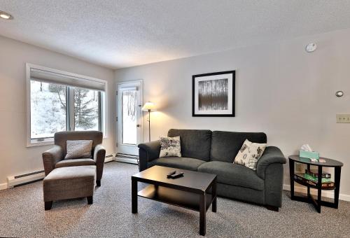 Beautifully decorated 3 bedroom condo nestled Slopeside on Pico Mountain Ski-in Ski-out G101 in Killington, USA