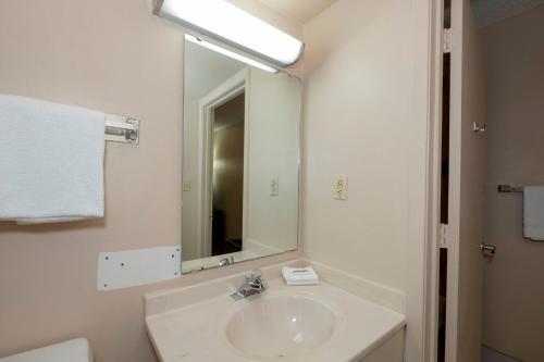 Red Roof Inn MacClenny - image 11