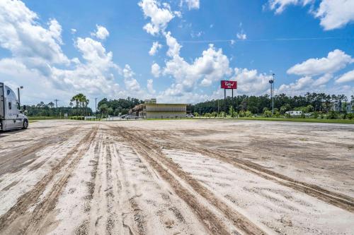 Red Roof Inn MacClenny - image 6