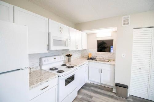La Riviere 2 bedroom, close to airport and beach 1402 in Gulfport, USA