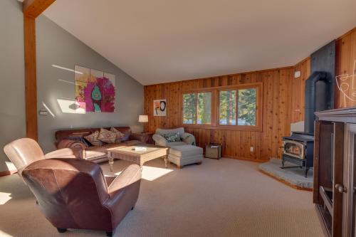 Big John at Alpine Meadows by Tahoe Getaways - Mountain Views, Cozy Fireplace, Shuttle to Slopes!, Alpine Meadows (zdjęcie 4)