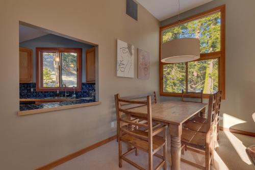 Big John at Alpine Meadows by Tahoe Getaways - Mountain Views, Cozy Fireplace, Shuttle to Slopes!, Alpine Meadows (zdjęcie 5)