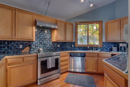 Big John at Alpine Meadows by Tahoe Getaways - Mountain Views, Cozy Fireplace, Shuttle to Slopes!, Alpine Meadows (zdjęcie 7)