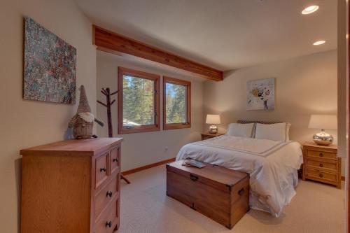 Big John at Alpine Meadows by Tahoe Getaways - Mountain Views, Cozy Fireplace, Shuttle to Slopes!, Alpine Meadows (zdjęcie 9)
