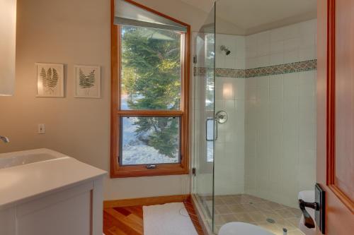 Big John at Alpine Meadows by Tahoe Getaways - Mountain Views, Cozy Fireplace, Shuttle to Slopes!, Alpine Meadows (zdjęcie 10)