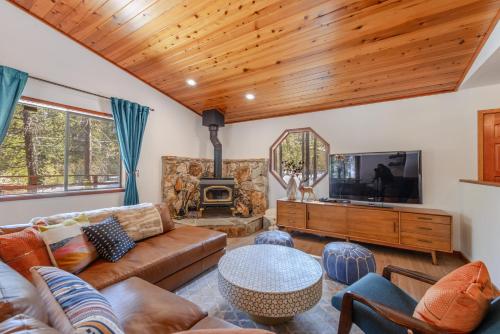 Camp Telemark by Tahoe Getaways - Pet-Friendly 3 BR in Tahoe Donner with Hot Tub & Wood Fireplace