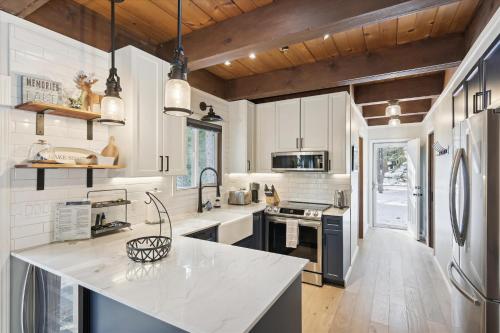 Cobalt Cabin by Tahoe Getaways - Beautifully Remodeled Pet Friendly 3 BR with Hot Tub & EV Cobalt Cabin by Tahoe Getaways - Beautifully Remodeled Pet Friendly 3 BR with Hot Tub & EV