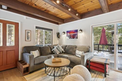Cobalt Cabin by Tahoe Getaways - Beautifully Remodeled Pet Friendly 3 BR with Hot Tub & EV Cobalt Cabin by Tahoe Getaways - Beautifully Remodeled Pet Friendly 3 BR with Hot Tub & EV
